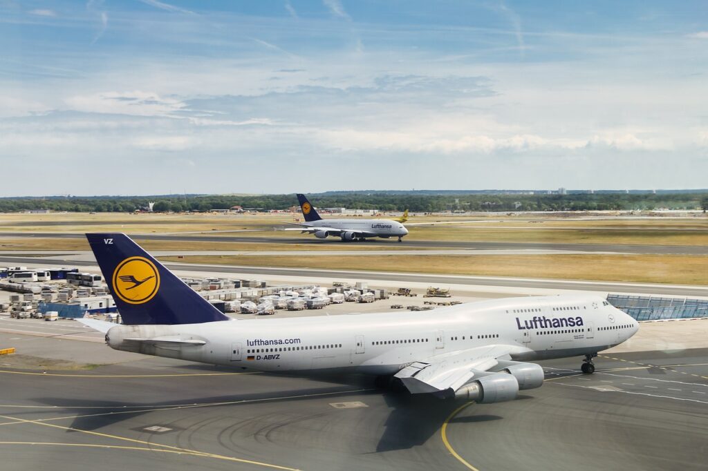 airplane, plane, lufthansa-7116299.jpg